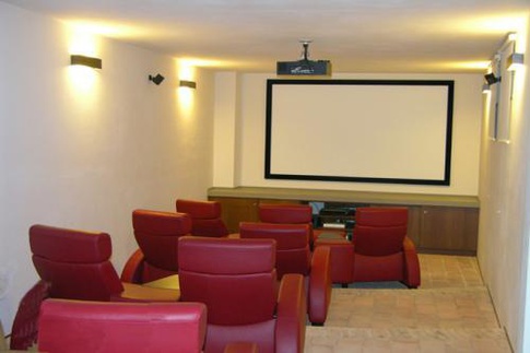 Home Theatre in stile moderno di 42 di Studio Pinelli