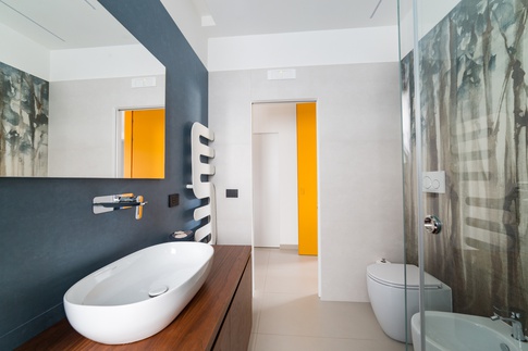 Bagno in stile moderno di 4 di Name Studio