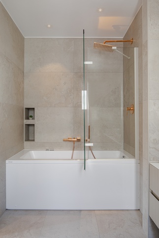 Bagno in stile contemporaneo di 7 di Architetto Sara Edalatkhah