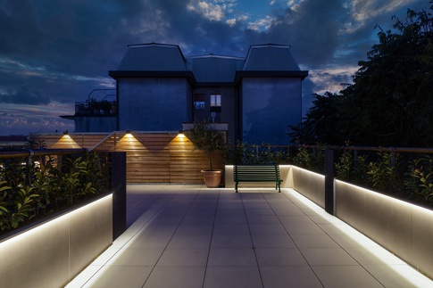 Terrazza in stile contemporaneo di 90 di Studio Pinelli