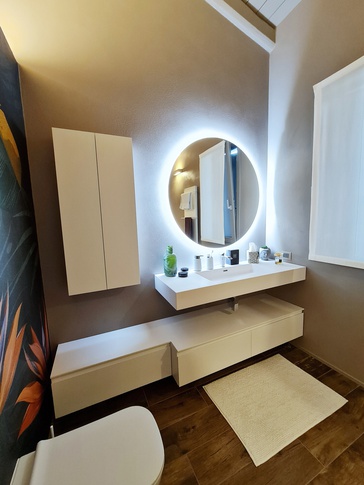 Bagno in stile moderno di 6 di Distretto Lab