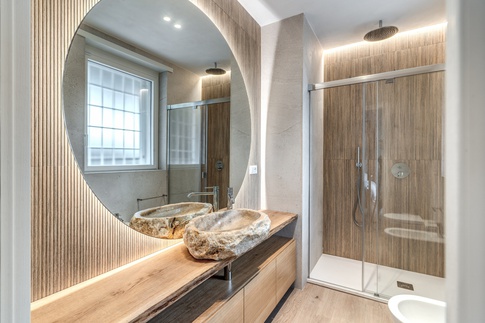 Bagno in stile coloniale di 6 di MOB Architects