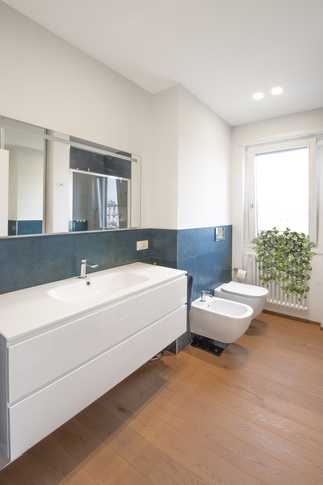 Bagno in stile contemporaneo di 5 di architetto Caterina Martini