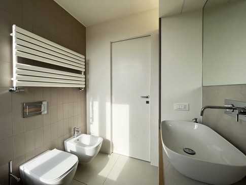 Bagno in stile contemporaneo di 4 di bdastudio