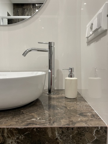 Bagno in stile contemporaneo di 5 di IMA STUDIO