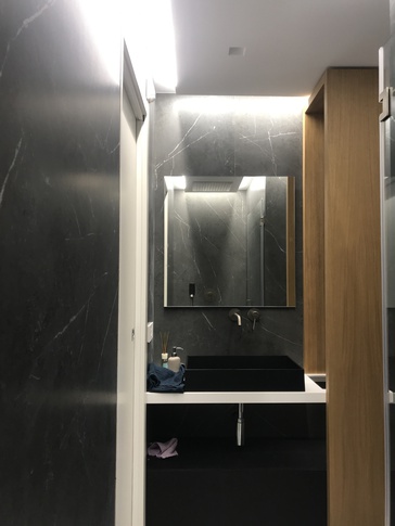 Bagno in stile contemporaneo di 5 di IMA STUDIO