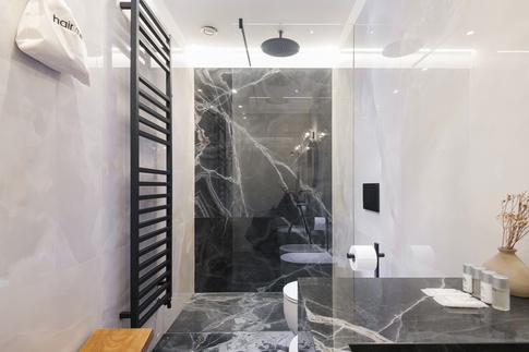 Bagno in stile contemporaneo di 6 di Studio Mariana Martini & Partners