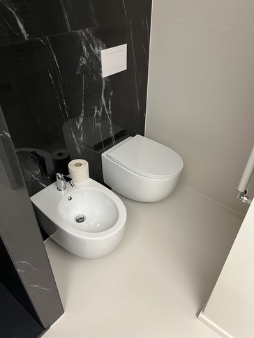 Bagno in stile moderno di 5 di architettandoinmovimento