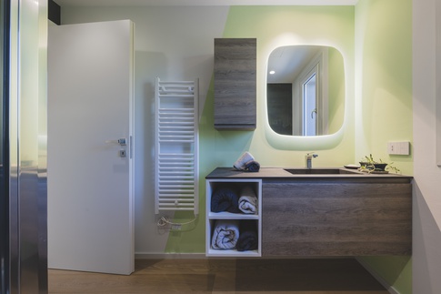 Bagno in stile contemporaneo di 5 di Annalisa Carli Architetto