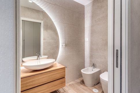 Bagno in stile coloniale di 5 di MOBARCHITECTS