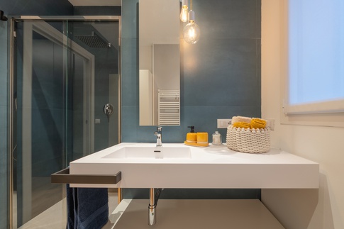 Bagno in stile contemporaneo di 5 di Annalisa Carli Architetto