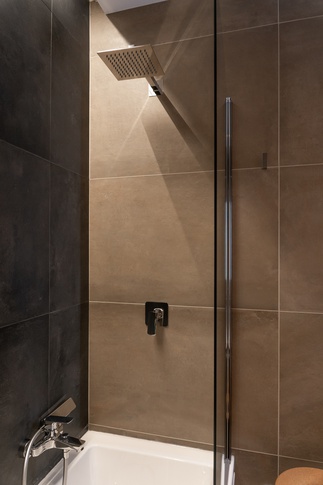 Bagno in stile moderno di 6 di Claudia Del Core Architetto