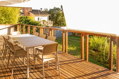 Terrazza in stile moderno di 48 di Domus Dreams