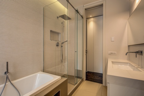 Bagno in stile contemporaneo di 6 di MOB Architects