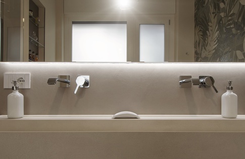 Bagno in stile contemporaneo di 8 di kkarchitecture