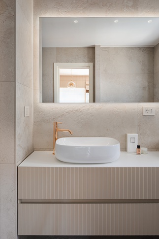 Bagno in stile contemporaneo di 7 di Architetto Sara Edalatkhah