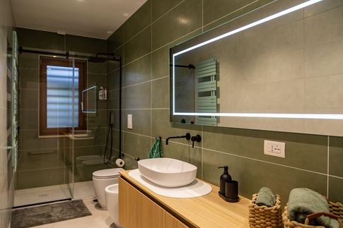 Bagno in stile moderno di 11 di Name Studio