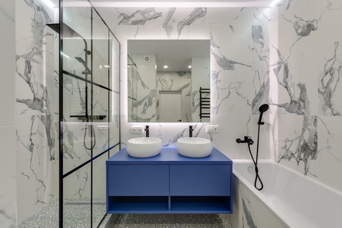 Bagno in stile contemporaneo di 8 di Melissa Collaro Design