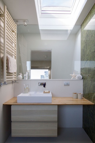 Bagno in stile contemporaneo di 9 di OZ Interiors