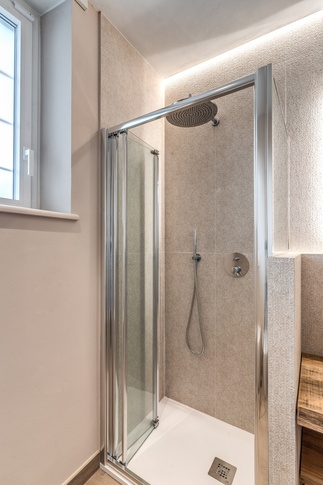 Bagno in stile coloniale di 4 di MOB Architects