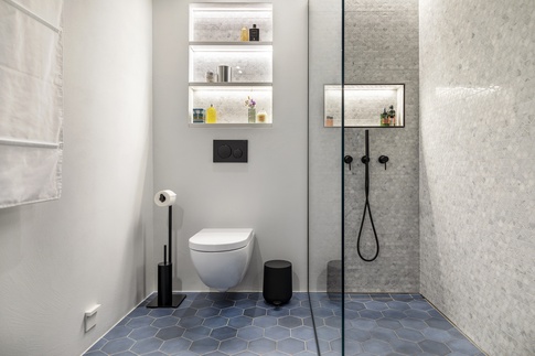 Bagno in stile contemporaneo di 4 di Chantal Forzatti architetto