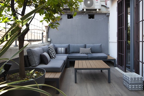 Terrazza in stile contemporaneo di 40 di Elena Russo Interiors