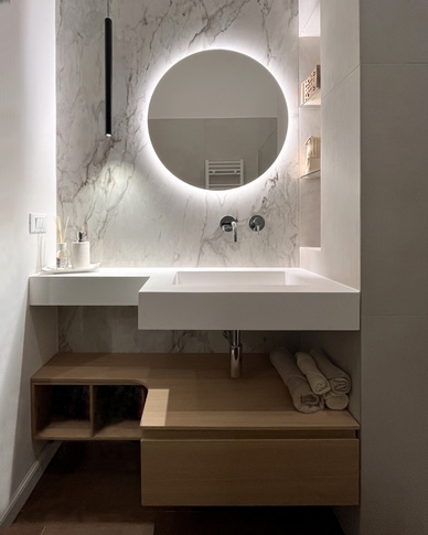 Bagno in stile contemporaneo di 4 di Linea Architettura Design Interior