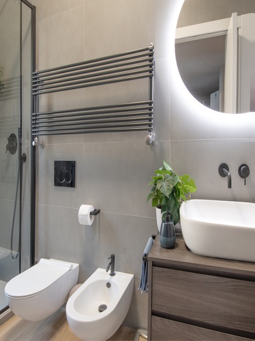 Bagno in stile contemporaneo di 5 di architetto Caterina Martini