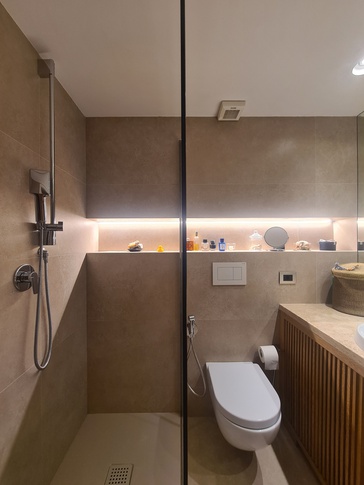 Bagno in stile moderno di 4 di Studio architetto Iorio