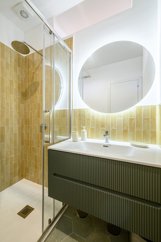 Bagno in stile minimal di 4 di Studio Signò