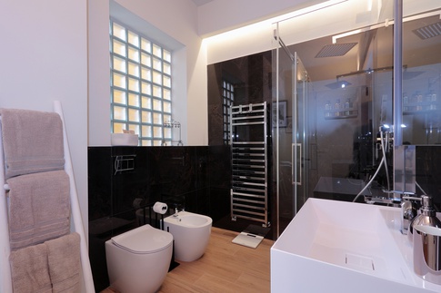 Bagno in stile contemporaneo di 6 di Moltefacce SRL