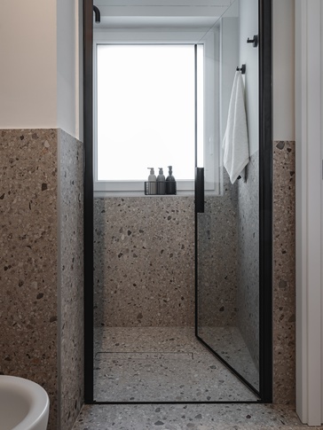 Bagno in stile moderno di 5 di Studio Tandem Architetti