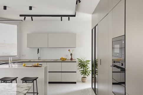 Cucina in stile contemporaneo di 12 di Chantal Forzatti architetto