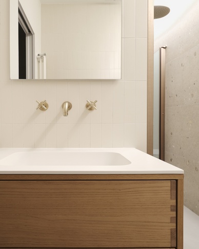 Bagno in stile contemporaneo di 7 di Michela Cordisco Interiors