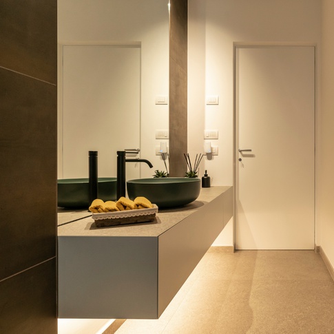 Bagno in stile moderno di 1 di MeS Studio 327