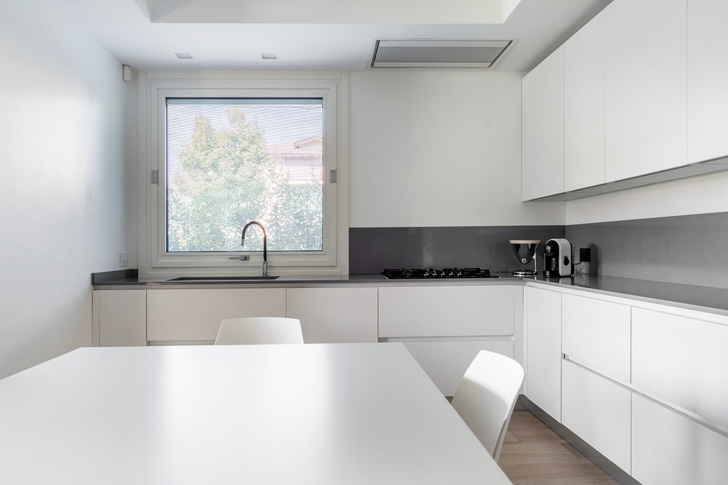 Cucina in stile moderno di 15 di L2 architecture + interior design