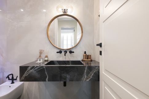 Bagno in stile contemporaneo di 6 di Studio Mariana Martini & Partners