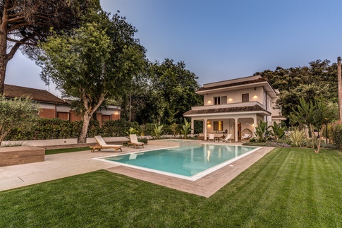 Piscina in stile coloniale di 50 di MOBARCHITECTS