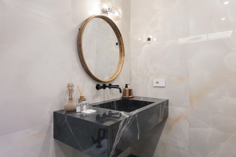 Bagno in stile contemporaneo di 6 di Studio Mariana Martini & Partners