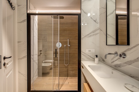 Bagno in stile contemporaneo di 6 di MOB Architects