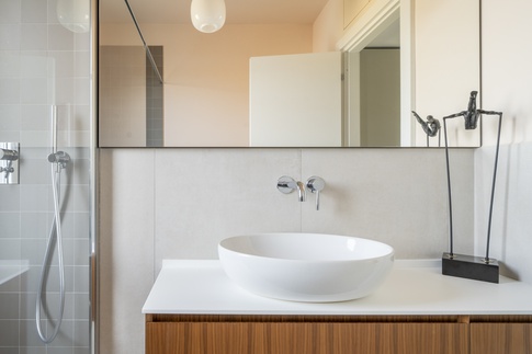 Bagno in stile moderno di 5 di studioaria