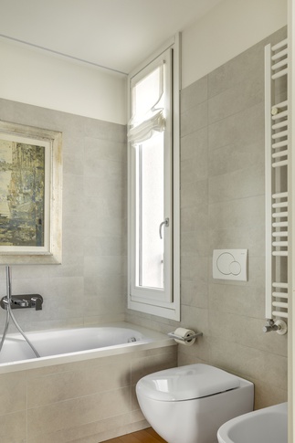 Bagno in stile nordico di 4 di Chantal Forzatti architetto