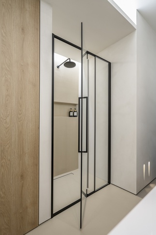 Bagno in stile moderno di 7 di L2 architecture + interior design