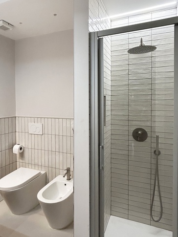 Bagno in stile contemporaneo di 3 di Studio Punto