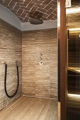 Taverna in stile contemporaneo di 60 di COLLETTIVO_INVƎRSO Taverna in stile contemporaneo di 60 di COLLETTIVO_INVƎRSO