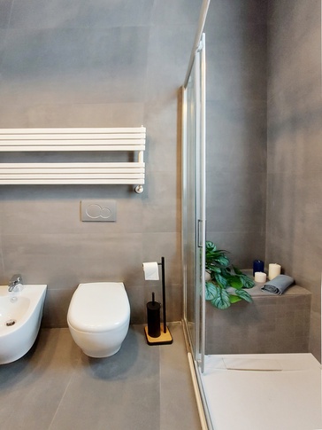 Bagno in stile contemporaneo di 6 di architetto Caterina Martini