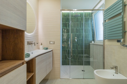 Bagno di Servizio in stile moderno di 4 di Maria Cristina Orsi Architetto