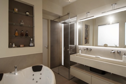 Bagno in stile contemporaneo di 8 di kkarchitecture