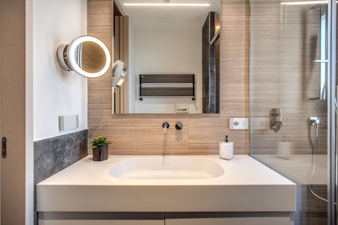 Bagno in stile moderno di 5 di MOBARCHITECTS