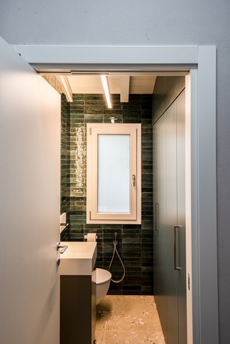 Bagno di Servizio in stile moderno di 4 di MICHELE VOLPI STUDIO INTERIOR DESIGN